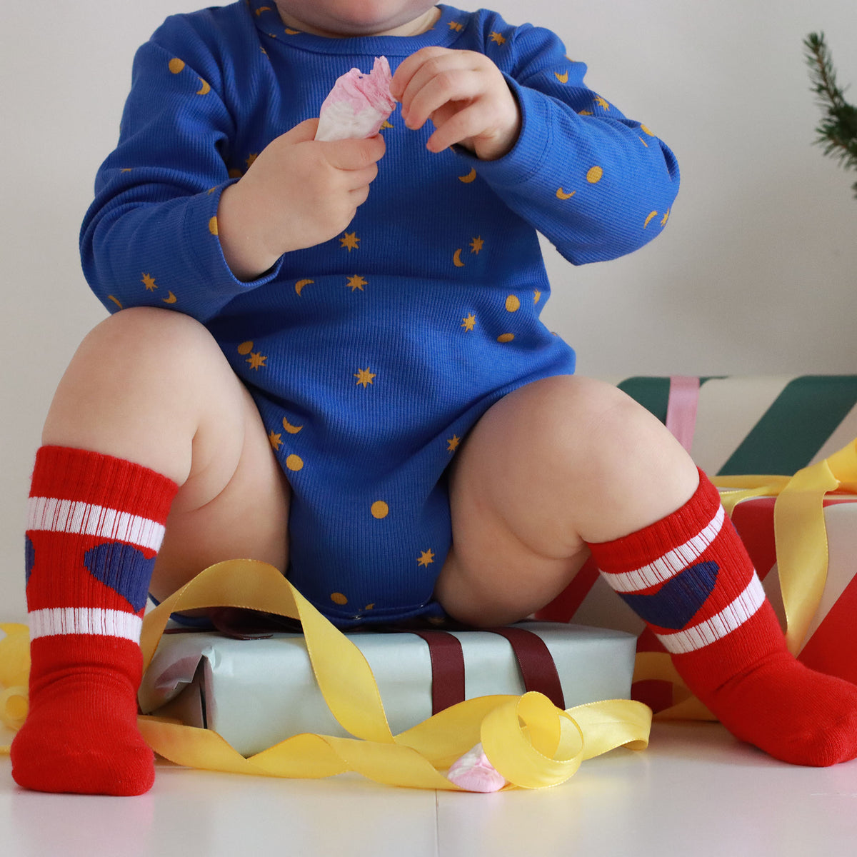 Socks that stay on. Bebis strumpor i en julig anda som stannar kvar på den lilla foten.