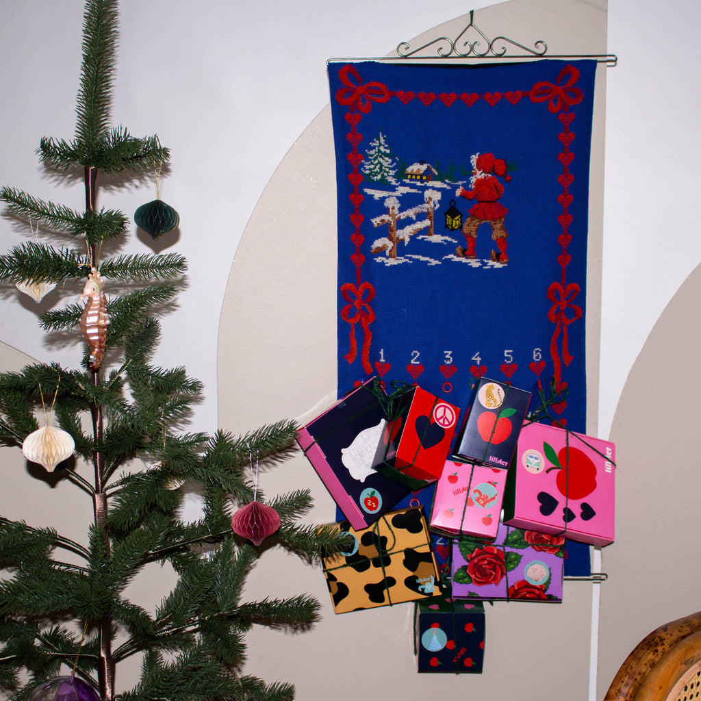 Julpaket till hela familjen. Gör kalendern redo med klistermärken numrerade med 1-24 med 24 olika motiv. Kan det bli bättre.