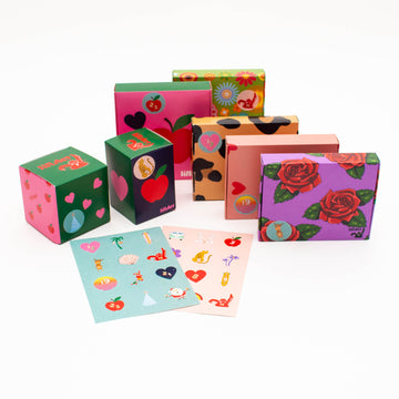 Adventskalender med 24 boxar och två ark numrerade klistermärken. Egen adventskalender.